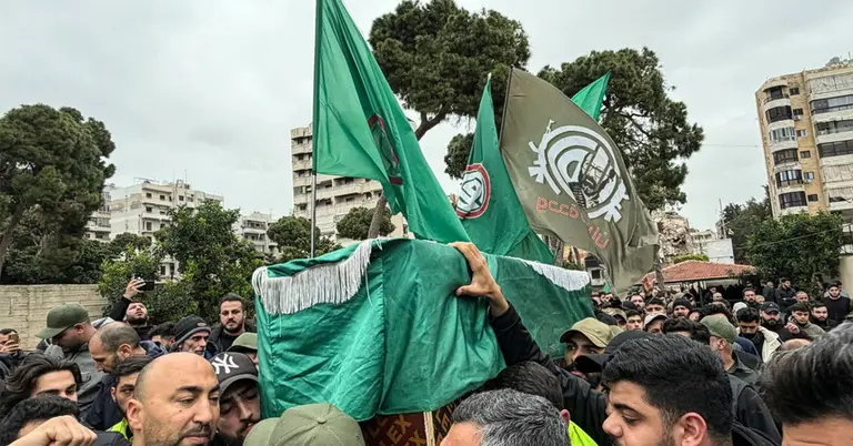 দক্ষিণ লেবাননে নিহত হিজবুল্লাহ সহযোগী আমাল আন্দোলনের এক সশস্ত্র কর্মীর জানাজায় শোকার্তরা